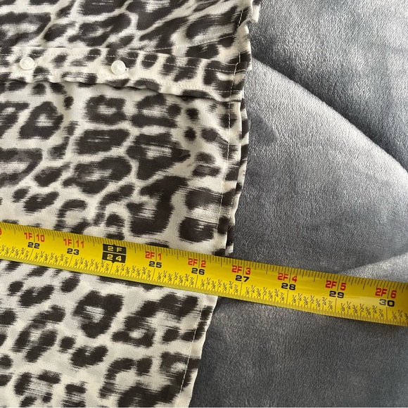 Guess Leopard Printed Sheer Blouse Button Down Sleeveless Top Size M Chiffon - Picture 13 of 14